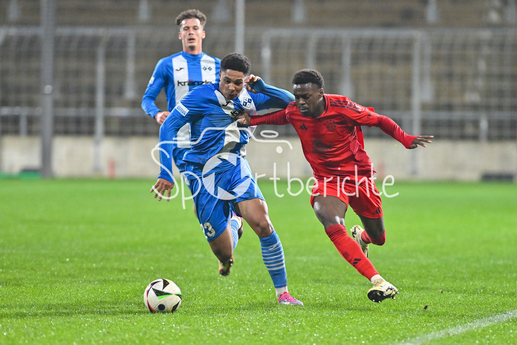 FC Bayern Amateure - FV Illertissen | im Duell David UDOGU (FV Illertissen #23) und Noel ASEKO NKILI (FC Bayern München II #16) / Zweikampf