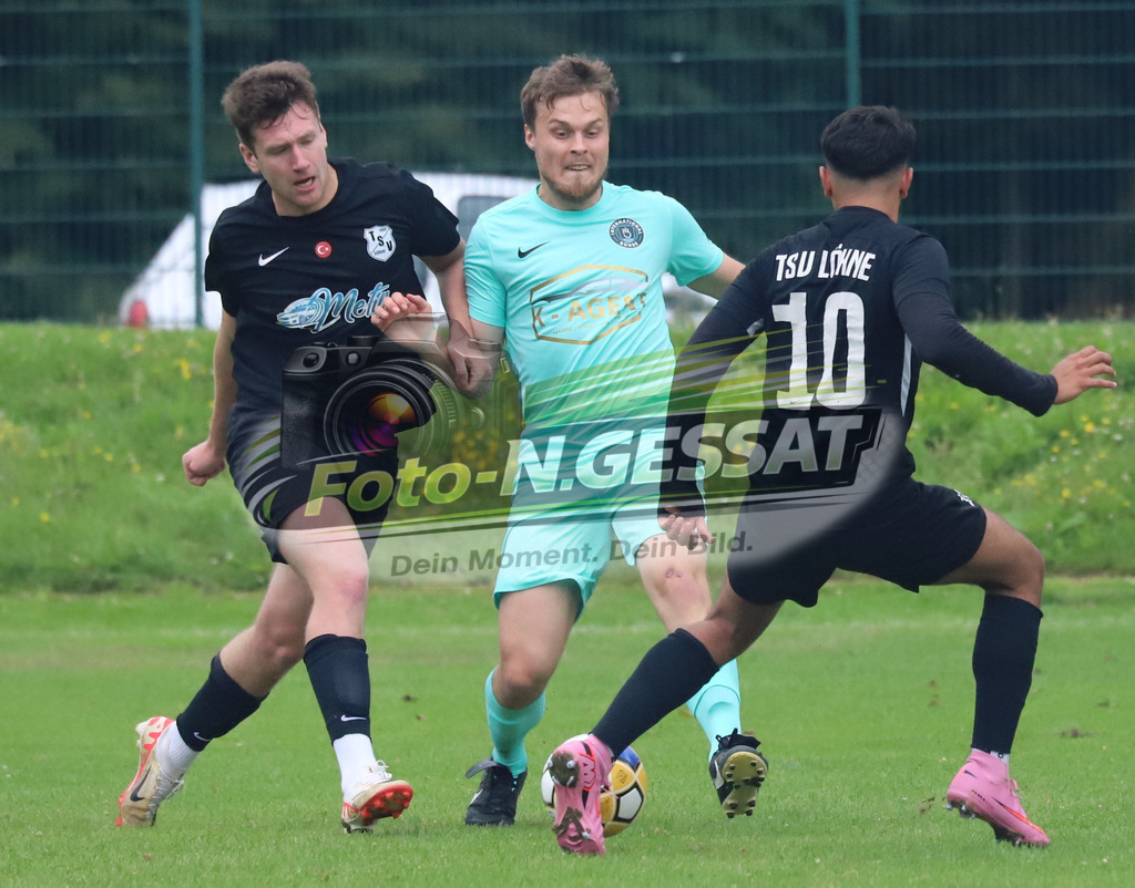 International Bünde - TSV Löhne | Auf dem Bild zu sehen: türkis International Bünde: Daniel Seemann ; schwarz TSV Löhne v.l.: Oleh Mylymuka, Görkem Mahmut AltuntasInternational Bünde, TSV Löhne, Saison 25/26, Kreispokal, Muckum, Deutschland - Realisiert mit Pictrs.com