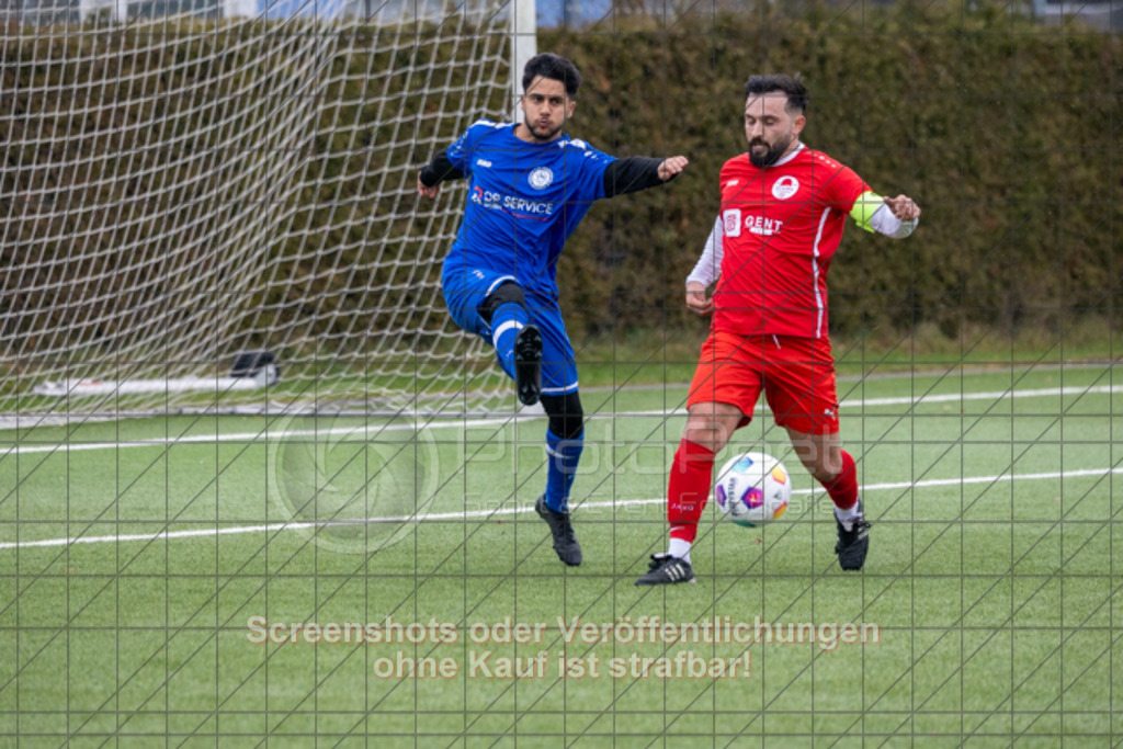 20251130_131730_0086 | #,FC Illiria Göppingen II (rot) vs. VfR Süßen II (blau), Fussball, Kreisliga B10 - Bezirk Neckar/Fils, 15. Spieltag, Saison 2025/2026, Kunstrasenplatz Nord, Hohenstaufenstraße 116, 73033 Göppingen, 30.11.2025 - 13:00 Uhr,Foto: PhotoPeet-Sportfotografie/Peter Harich