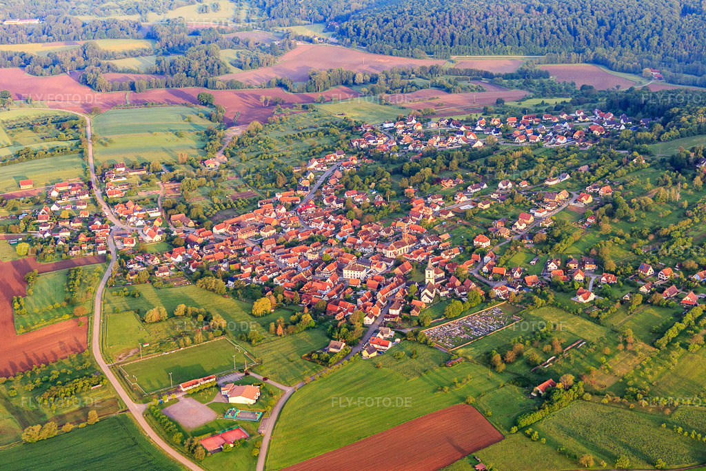 Luftbild: Ortsansicht von Osten in Gœrsdorf im Bundesland Bas-Rhin in Frankreich.Foto: IMG_113973.jpg vom 23.05.2019 durch Werner Riehm/FLY-FOTO.deAuflösung des Originals: 5371 x 3581 px