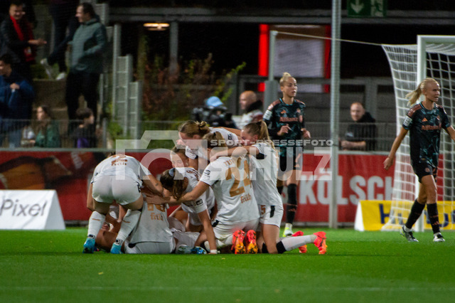20241020NSZ_1752 | Jubel über die 2:1 FührungDEU, Leverkusen, 20.10.2024 Fußball, Frauen, Google Pixel Frauen-Bundesliga, Saison 2024/2025, 7. Spieltag, Bayer 04 Leverkusen - FC Bayern MünchenDIE DFB-RICHTLINIEN UNTERSAGEN JEGLICHE NUTZUNG VON FOTOS ALS SEQUENZBILDER UND/ODER VIDEOÄHNLICHE FOTOSTRECKEN - Realisiert mit Pictrs.com