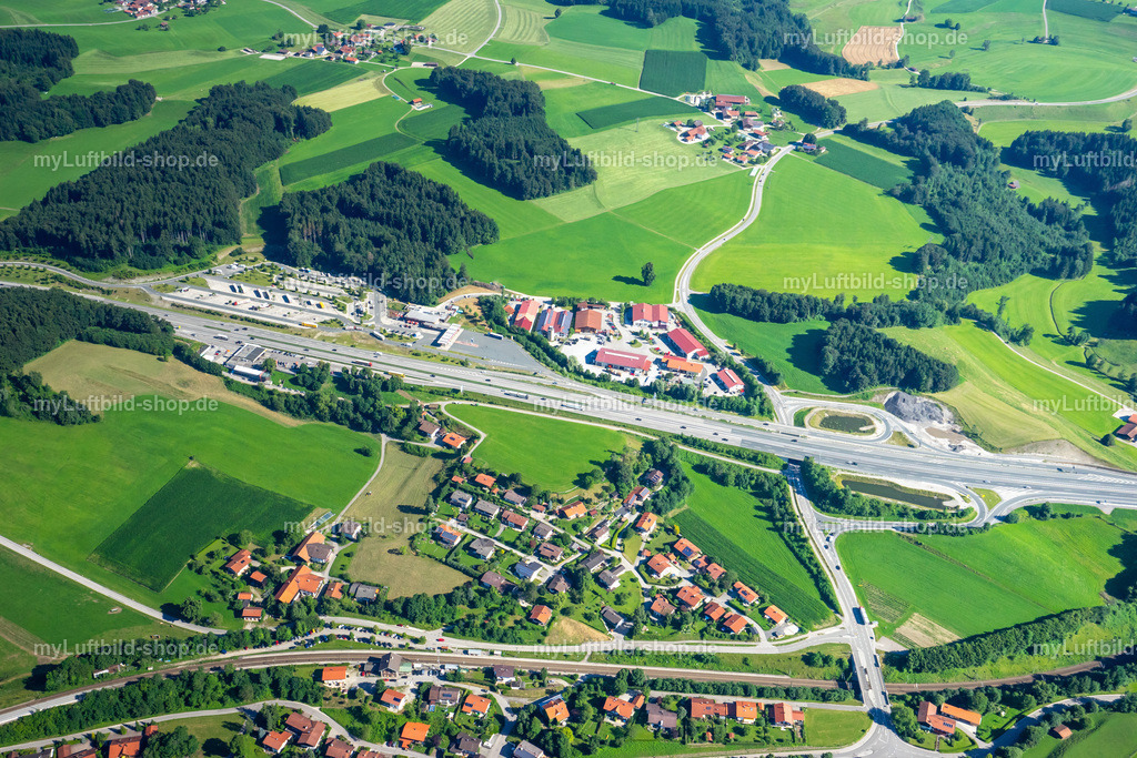 luftbild-bergen-chiemgau-bruno-kapeller-8 | Luftbild von Bernhaupten bei Bergen mit der Autobahn A8 und der Rastanlage Hochfelln, umgeben von Wiesen und Wäldern des Chiemgaus. Aufgenommen im Juli 2016. - Realisiert mit Pictrs.com