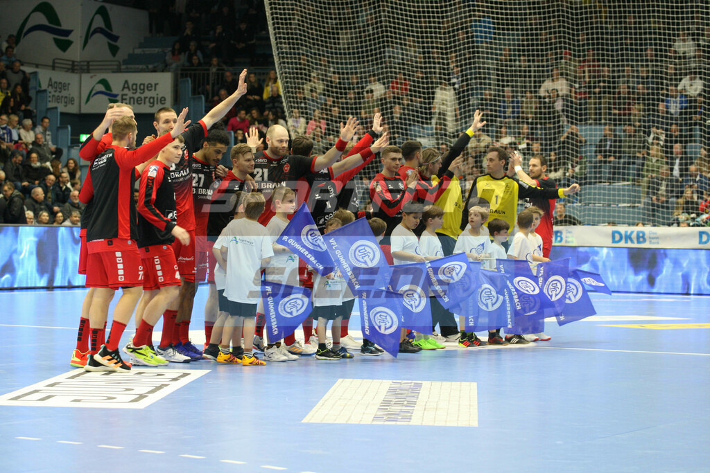 VFL Gummersbach - MT Melsungen | MT Melsungen mit Einlaufkinder - © Sportfoto-Sale (MK) - Realisiert mit Pictrs.com