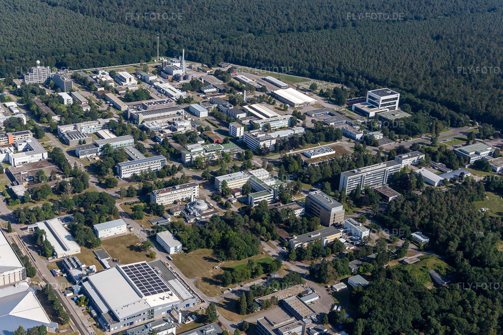 Luftbild: Forschungs- Gebäude und Bürokomplex des KIT Campus Nord mit Bibliothek, Institute of Microstructure, ITEP, Institut für Astroteilchenphysik, LEVKIN Lab an der Eggensteiner Straße im Ortsteil Leopoldshafen in Eggenstein-Leopoldshafen im Bundesland Baden-Württemberg in Deutschland. Foto: IMG_128296.jpg vom 12.08.2021 durch Werner Riehm/FLY-FOTO.de