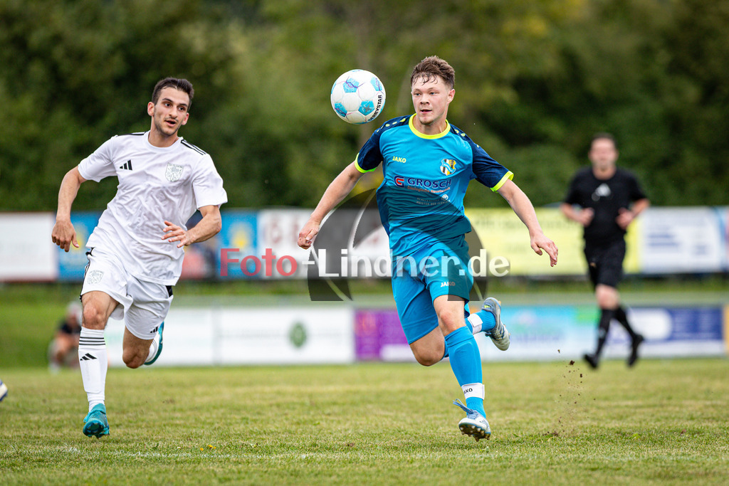 SG Hungerbach I gegen TSV Feldafing | Fußball Herren Kreisklasse Gruppe 3 BFV Kreis Zugspitze, SG Hungerbach I gegen TSV Feldafing, 20250816,Dennis HARTMANN (Hungerbach 8) am Ball, in Aktion, 2025-08-16 in Oberhausen (Sportplatz Oberhausen), Dennis HARTMANN (Hungerbach 8), Burak SENEL (Feldafing 2), Copyright: WolfgangxLindner www.foto-lindner.de
