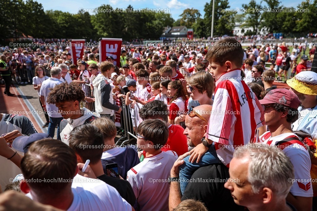 1FC12072501323 | 12.07.2025, Fußball, SV Bergisch Gladbach 09 - 1. FC Köln, Testspiel, BELKAW-Arena, Saison 2025 2026: Großer Andrang bei den Fans während der Autogrammaktion der Kölner Spieler. Autogramme Autogramm Spieler Zuschauer Voll Besucher Fans FanDFB regulations prohibit any use of photographs as image sequences and or quasi-video.