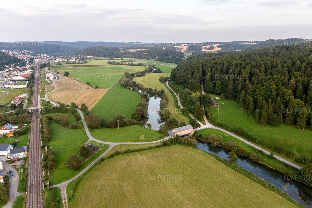 Luftbild: Historische, überdachte Brücke über die Donau in Zimmern in Immendingen im Bundesland Baden-Württemberg in Deutschland. Foto: IMG_102790.jpg vom 25.08.2017 durch Werner Riehm/FLY-FOTO.de