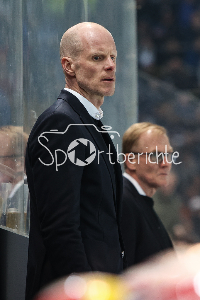 EHC München - Augsburger Panther | in Aktion EHC Trainer Toni SOEDERHOLM / Freisteller / Einzelfoto