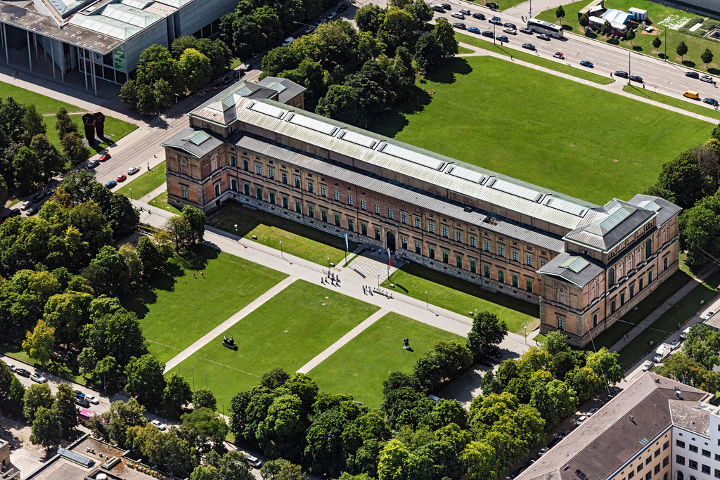 dr__0031260.jpg | MüNCHEN 09.08.2019 Museums- Gebäude- Ensemble Alte Pinakothek an der Barer Straße im Ortsteil Maxvorstadt in München im Bundesland Bayern, Deutschland. Weiterführende Informationen bei: Bayerische Staatsgemäldesammlungen Kunstareal München. // Museum building ensemble Alte Pinakothek on Barer Strasse in the district Maxvorstadt in Munich in the state Bavaria, Germany. Further information at: Bayerische Staatsgemaeldesammlungen Kunstareal Muenchen. Foto: Daniel Reiter