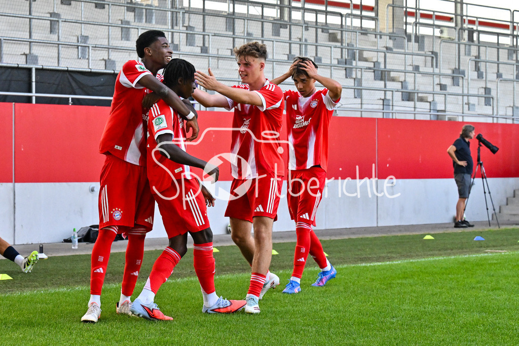 FC Bayern München U19 - SpVgg Unterhaching U19 | Jubel der Bayern nach dem Treffer zum 2-1 durch Aristide HENTCHO NSEKE (FC Bayern U19 #17) / Tor / Torschuetze / Freude / Happy / U19 DFB-Nachwuchsliga: FC Bayern München U19 - SpVgg Unterhaching U19; FC Bayern Campus am 10.08.2025