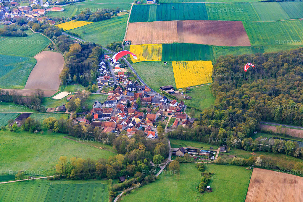 Luftbild: Ortsansicht von Nordosten im Ortsteil Vögnitz in Sulzheim im Bundesland Bayern in Deutschland. Foto: IMG_087784.jpg vom 05.05.2016 durch Werner Riehm/FLY-FOTO.de