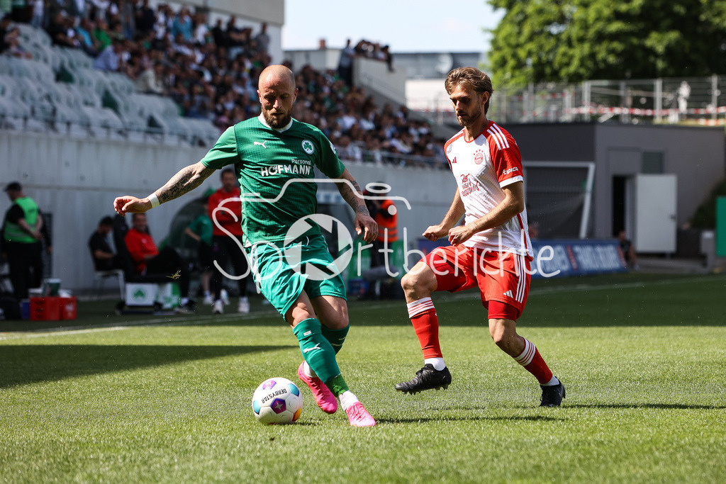 SpVgg Greuther Fürth II - FC Bayern Amateure | Im Duell Daniel ADLUNG (spvgg #10) und Luca DENK (FCB #16) / Zweikampf