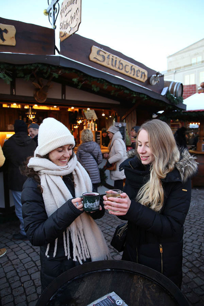 Leipziger Weihnachtsmarkt | Das Team hinter BILDLEXIKON LEIPZIG bündelt historische wie aktuelle Informationen über die Stadt Leipzig in Text und Bild auf einer Plattform und stellt diese der interessierten Öffentlichkeit zur Verfügung.