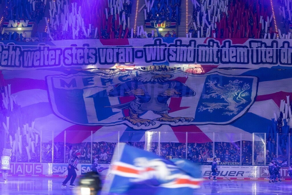 DEL, Deutsche Eishockey Liga Saison 2025/26, Playoff-Finale, Spiel 1: Adler Mannheim gegen Eisbären Berlin | DEL, Deutsche Eishockey Liga Saison 2025/26, Playoff-Finale, Spiel 1: Adler Mannheim gegen Eisbären Berlin***Tolle Choreo der Adlerfans vor Beginn der Begegnung - Realisiert mit Pictrs.com