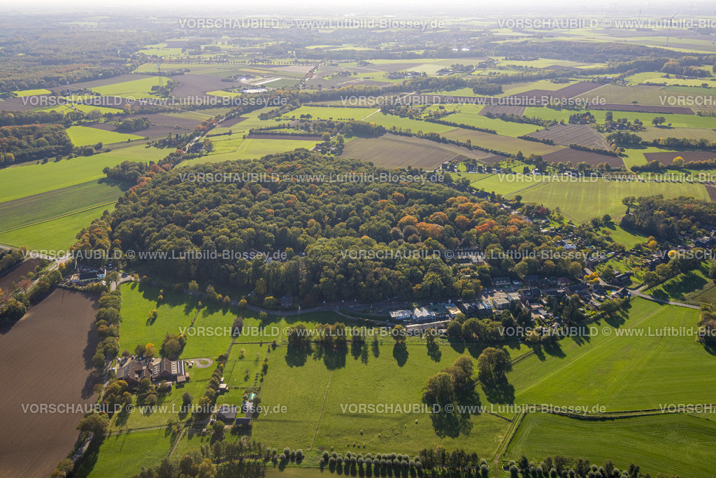 Kamp-Lintfort221004469 | Luftbild, Dachsberg mit Waldfriedhof, Waldgebiet, Kirchhof, Kamp-Lintfort, Niederrhein, Ruhrgebiet, Nordrhein-Westfalen, Deutschland