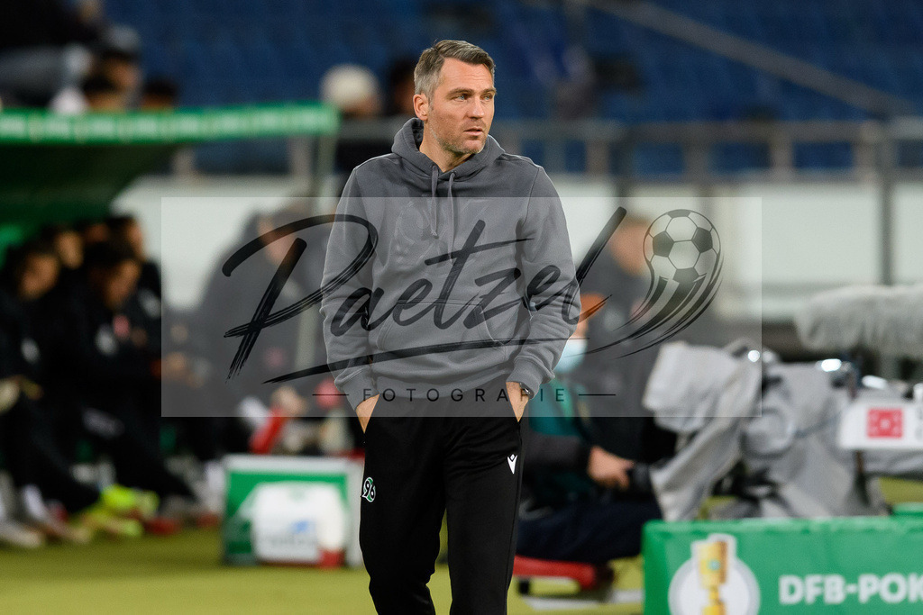 H96DUS20211027_020 | Fussball, Herren: Trainer Jan Zimmermann (Hannover 96) schaut bei dem Spiel der 2. Runde im DFB-Pokal zwischen Hannover 96 und Fortuna Duesseldorf in der HDI-Arena am 27.10.2021 in Hannover, Deutschland.DFB / DFL REGULATIONS PROHIBIT ANY USE OF PHOTOGRAPHS AS IMAGE SEQUENCES AND/OR QUASI-VIDEO. - Realisiert mit Pictrs.com