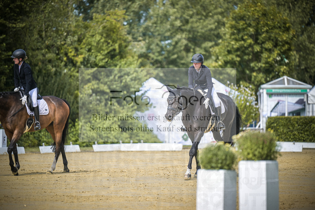 DOS_4806 | Entdecke hochwertige Reitturnierfotos von Foto Oger. Professionell, emotional und authentisch – jetzt Lieblingsmomente im Shop bestellen.Deutschlandweite Turnierfotografie. - Realisiert mit Pictrs.com