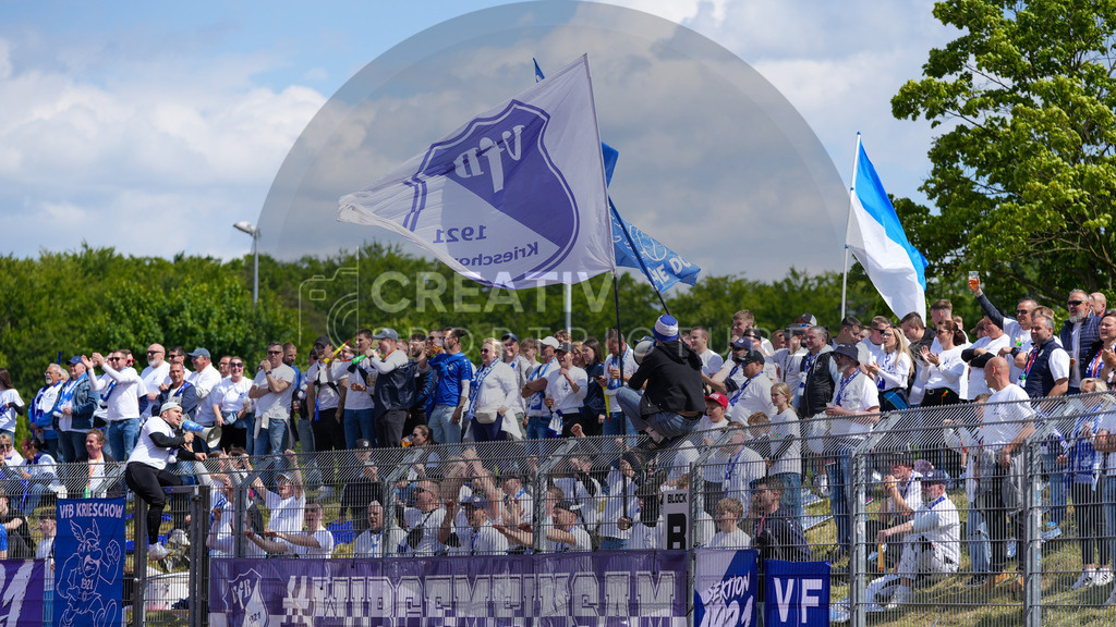 Fußball, Herren, Saison 2024/2025, Finaltag der Amateure 2025, Landespokal Brandenburg, Finale, VfB 1921 Krieschow vs. RSV Eintracht 1949, Samstag 24.05.2025, Volksparkstadion Neuruppin, | Fußball, Herren, Saison 2024/2025, Finaltag der Amateure 2025, Landespokal Brandenburg, Finale, VfB 1921 Krieschow vs. RSV Eintracht 1949, Samstag 24.05.2025, Volksparkstadion Neuruppin, Im Bild: Die mitgereisten Fans des VfB Krieschow unterstützen ihre Mannschaft während des gesamten Spiels - Realisiert mit Pictrs.com