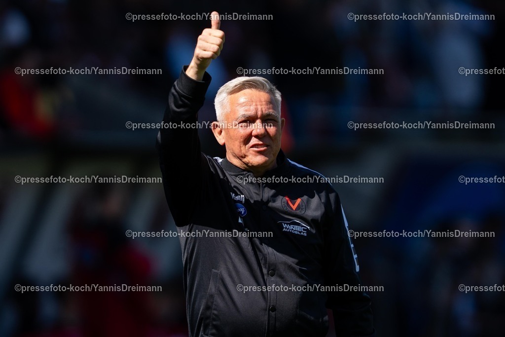xydr05042501010 | 05.04.2025, xydrx, Fußball, Viktoria Köln - SpVgg Unterhaching , 3.Liga, Sportpark Höhenberg, Saison 2024 2025: Olaf Janßen (Cheftrainer Viktoria Köln) zeigt Daumen hoch DFB regulations prohibit any use of photographs as image sequences and or quasi-video.