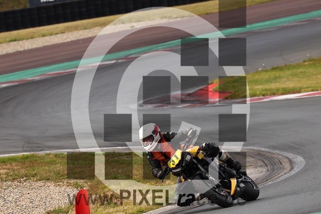 0031-20240916_02925 | Schöne Erinnerungen an spannende Momente - das festzuhalten ist unser Job. PIXELrace.de ist seit 2003 auf den Rennstrecken Europas unterwegs um die Action draußen beim Fahren und die wunderbare Stimmung imm Fahrerlager für euch einzufangen.