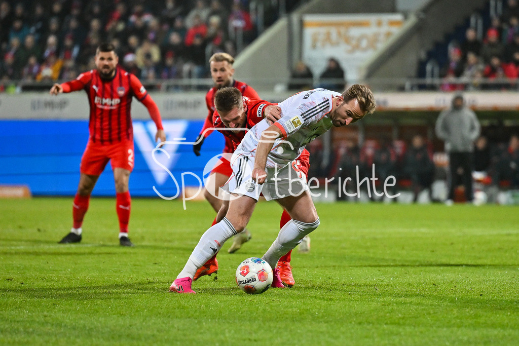 1. FC Heidenheim - FC Bayern München | HEIDENHEIM, GERMANY - 21. DECEMBER: im Duell Patrick MAINKA (1. FC Heidenheim 6) und Harry KANE (FC Bayern Munich 9) während dem Bundesligamatch zwischen dem 1. FC Heidenheim und dem FC Bayern München am 15. Spieltag in der Voith-Arena / DFL REGULATIONS PROHIBIT ANY USE OF PHOTOGRAPHS AS IMAGE SEQUENCES AND/OR QUASI-VIDEO