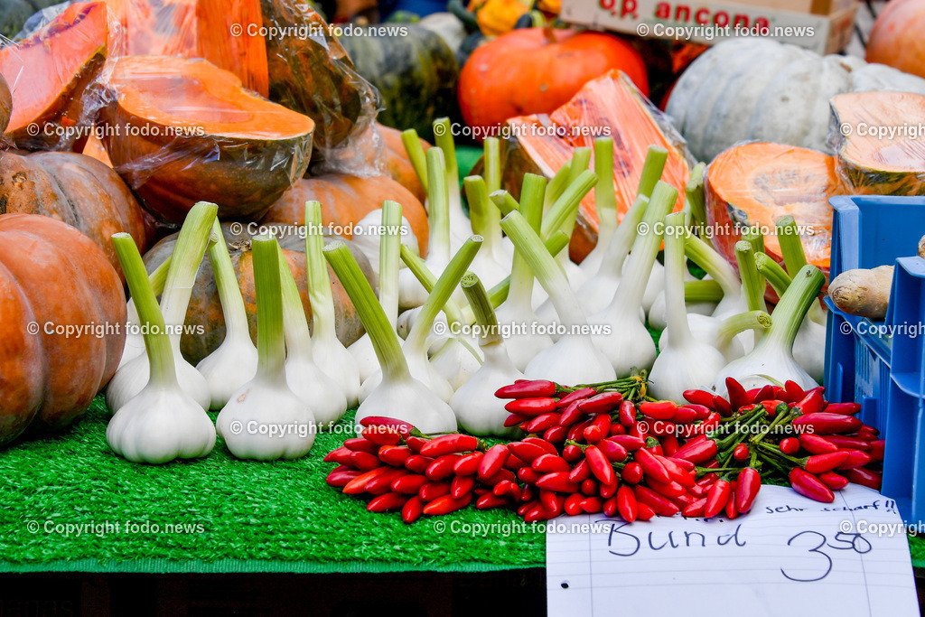 Deutschland_ Baden-Wuerttemberg_ Stuttgart_ 25.10.2025-32 | 25.10.2025, Deutschland, GER, Baden-Wuerttemberg, Stuttgart, im Bild Themenbild, Knoblauch, Chilischoten, Kuerbisse, Marktstand, Frisch, Gewuerze, Landwirtschaft, Gemuesestand, Ernte, Natur, Rot, Weiss, Gruen, Herbst, Stadtansichten, Feature, Symbolbild 