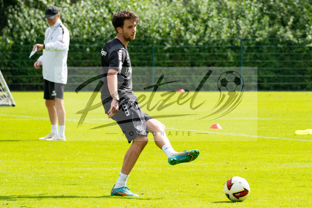 20260909_TRAOSN_0459 | Fußball, Herren: Leon Flach (VfL Osnabrück) in Aktion, am Ball, Einzelaktion beim Training des VfL Osnabrück am 09.09.2026 im Sportpark Illoshöhe in Osnabrück, Deutschland.(Foto von Nico Paetzel) - Realisiert mit Pictrs.com