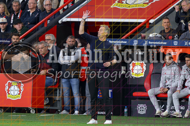 Bayer 04 Leverkusen vs Borussia Mönchengladbach - Bundesliga  | Leverkusen, Deutschland, 21.09.25:   Trainer Kasper Hjulmand (Bayer 04 Leverkusen) gestikuliert, Gestik waehrend des Spiels der Bundesliga zwischen  Bayer 04 Leverkusen vs Borussia Mönchengladbach in der BayArena(Foto von Brauer-Fotoagentur / Adrian Schlueter)