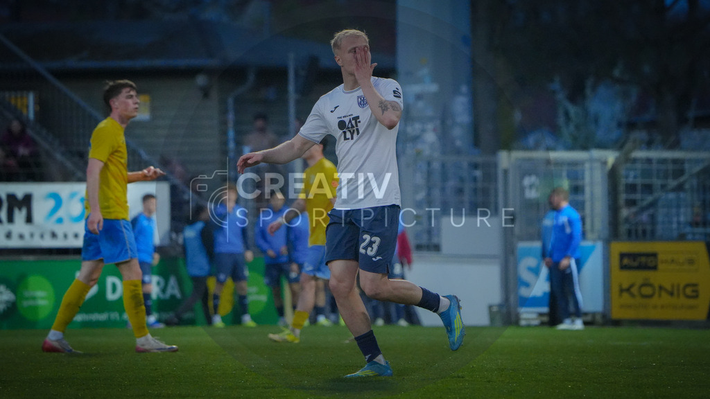Fußball, Herren, Saison 2025/2026, Regionalliga Nordost, 30. Spieltag, FSV 63 Luckenwalde vs. SV Babelsberg 03, Freitag 17.04.2026, Karl-Liebknecht-Stadion Potsdam | Fußball, Herren, Saison 2025/2026, Regionalliga Nordost, 30. Spieltag, FSV 63 Luckenwalde vs. SV Babelsberg 03, Freitag 17.04.2026, Karl-Liebknecht-Stadion Potsdam, Im Bild: Linus Queißer (Babelsberg) schickt einen Kuss nach seinem Treffer zum 2:3 auf die Tribüne. - Realisiert mit Pictrs.com