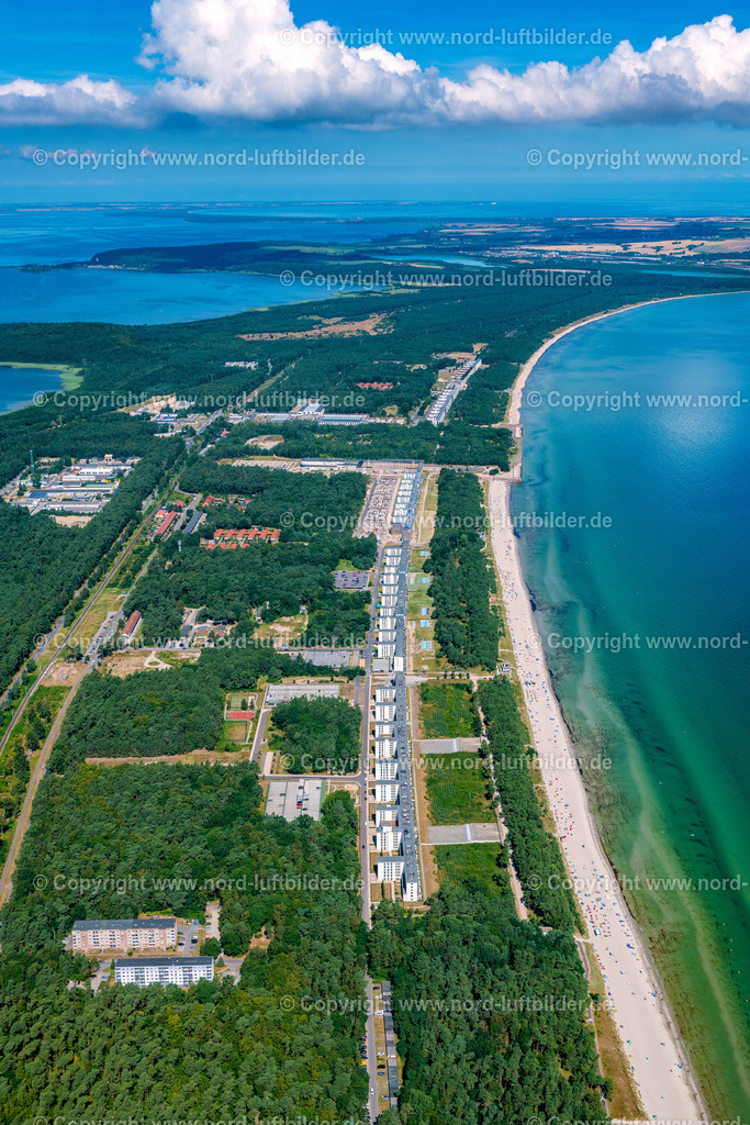 Binz_Prora_Rügen_ELS_8015100822 | PRORA 10.08.2022 Gebäudekomplex der ehemaligen KdF Anlage " Koloss von Prora " im Ortsteil Prora in Binz im Bundesland Mecklenburg-Vorpommern. Das ehemalige KdF Bad Prora und die ehemaligen NVA - Kasernenanlagen werden zu einer attraktiven Eigentumswohnanlage mit Ferienwohnungen am Strand der Ostsee umgebaut, modernisiert und saniert. // Building complex of the former military barracks " Koloss von Prora " in Prora in the state Mecklenburg - Western Pomerania. Foto: Martin Elsen