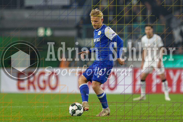 Borussia Mönchengladbach vs Karlsruher SC - DFB-Pokal 2. Runde | Mönchengladbach, Deutschland, 28.10.25:   Andreas Müller (Karlsruher SC) in Aktion am Ball, Einzelaktion waehrend des Spiels der DFB-Pokal 2. Runde zwischen Borussia Mönchengladbach vs Karlsruher SC im Stadion im Borussia Park(Foto von Brauer-Fotoagentur / Adrian Schlueter)