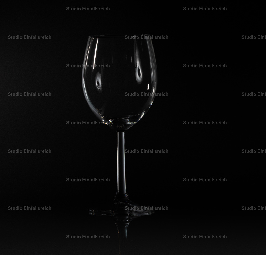 Stilles Glas – Weinglas im Dunkel | Aus dem Dunkel modelliert eine feine Lichtkante die Silhouette eines Weinglases. Zurückhaltend, edel und voller Ruhe – ein Motiv, das von Reduktion lebt. Ideal für stilvolle Wände in Restaurant, Weinstube oder Zuhause. Als Fine-Art-Print und Wandbild in verschiedenen Größen erhältlich. - Realisiert mit Pictrs.com