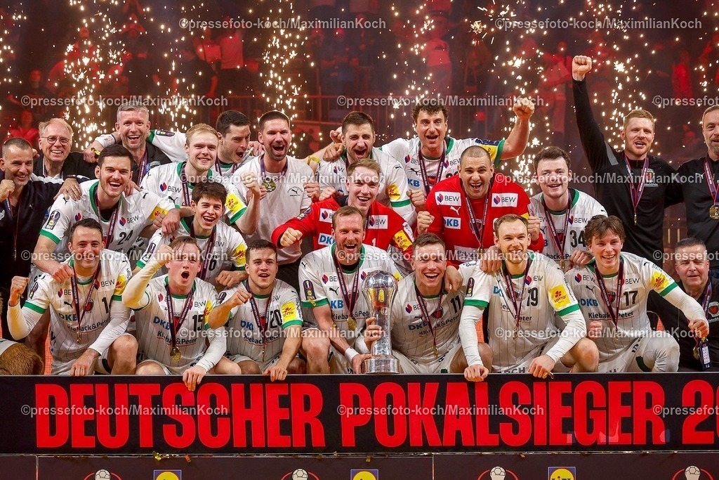 xSSCx19042602046 | 19.04.2026, xsscx, Handball, DHB-Pokal Lidl Final4, Finale, Füchse Berlin - Bergischer HC, Saison 2025 / 2026 Herren, Lanxess Arena, Köln: Die Mannschaft der Füchse Berlin feiert den Sieg im DHB-Pokal  Photo: xSandraxScherningxPressefotoKochx