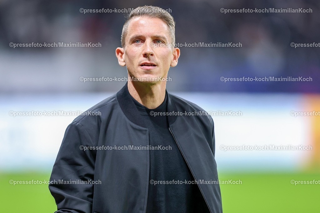 SGE30112501005 | 30.11.2025, Fußball, Eintracht Frankfurt - VfL Wolfsburg, 1. Fußball Bundesliga, 12. Spieltag, Deutsche-Bank-Park (Frankfurt am Main), Saison 2025 2026: Interimstrainer Daniel Bauer (VfL Wolfsburg #hc) vor dem Spiel  DFB Regulations prohibit any use of photographs as image sequences and or quasi-video.