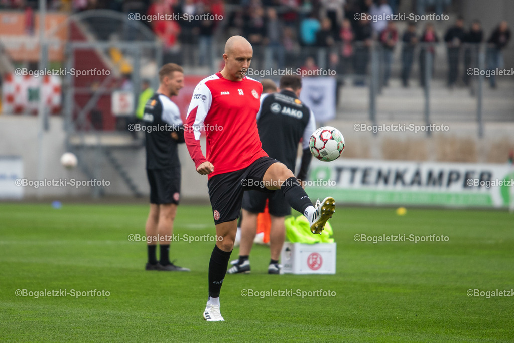 Tobias Kraulich | 11.10.2025, Fußball, Niederrheinpokal, Rot-Weiß Oberhausen - Rot-Weiss Essen: Tobias Kraulich (Rot-Weiss Essen #33) beim Ball hochhalten - Realisiert mit Pictrs.com
