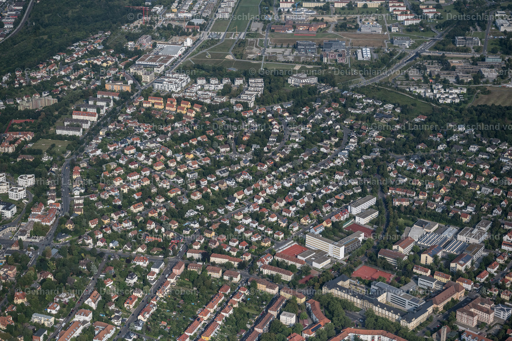 4047761 | WüRZBURG 21.08.2021 Wohngebiet - Mischbebauung der Mehr- und Einfamilienhaussiedlung zwischen Voglerstraße und Am Galgenberg im Ortsteil Frauenland in Würzburg im Bundesland Bayern, Deutschland. // Residential area - mixed development of a multi-family housing estate and single-family housing estate between Vogler street and Am Galgenberg in the district Frauenland in Wuerzburg in the state Bavaria, Germany. Foto: Gerhard Launer