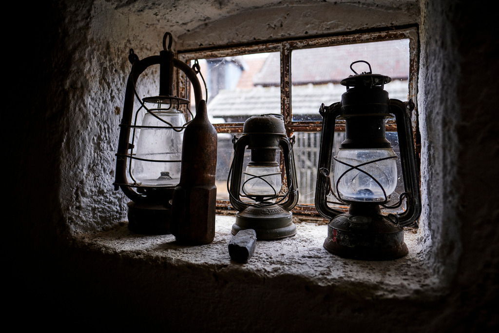 Alte Laternen im Fenster | Mönchhof, Austria - October 06, 2021: Dorfmuseum Mönchhof; Alte Laternen im Fenster. - Realisiert mit Pictrs.com