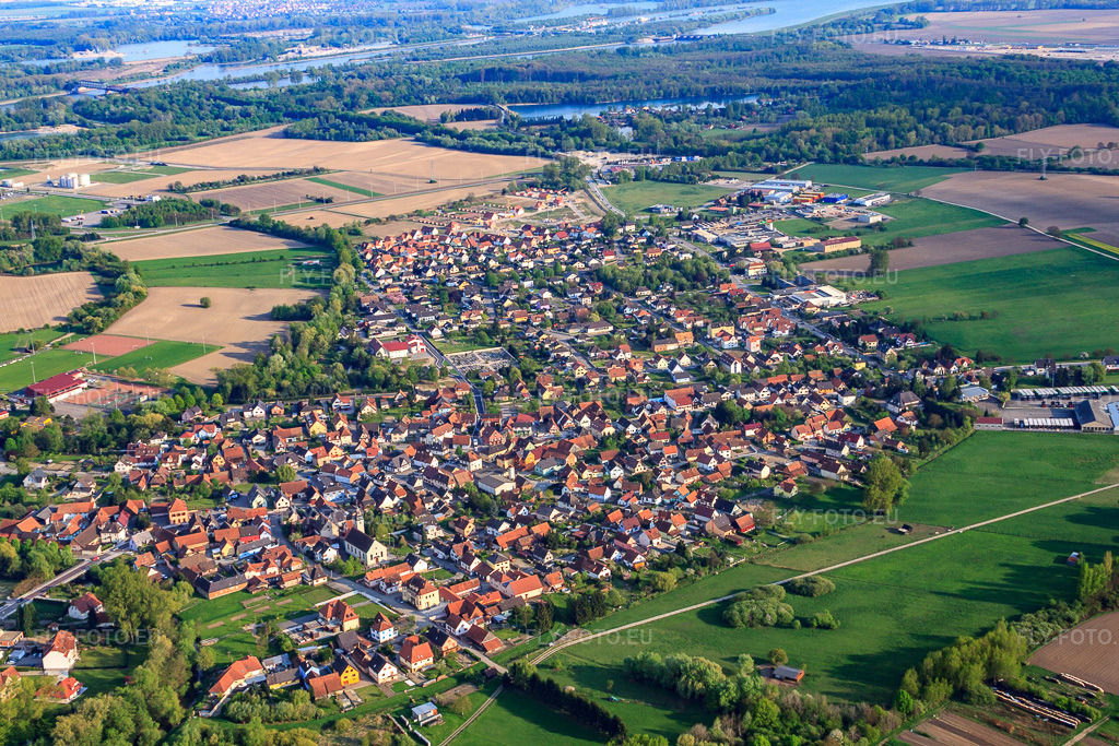 Vue aérienne: Vue de la ville depuis le nord-ouest à Beinheim dans le département Bas Rhin, France – .Photo: IMG_39463.jpg prise le 14/04/2011 par Werner Riehm/FLY-FOTO.eu – Résolution de l'original: 4752 x 3168 px