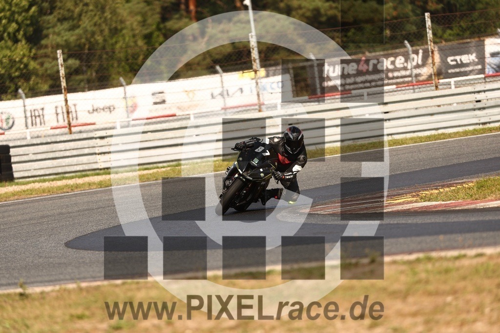 0087-20250909_14484 | Schöne Erinnerungen an spannende Momente - das festzuhalten ist unser Job. PIXELrace.de ist seit 2003 auf den Rennstrecken Europas unterwegs um die Action draußen beim Fahren und die wunderbare Stimmung imm Fahrerlager für euch einzufangen.