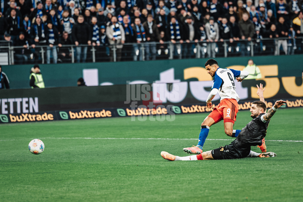 Fußball | Männer | Saison 2025/2026 | 1. Fußball-Bundesliga | 12. Spieltag | Hamburger SV vs. VfB Stuttgart | 30.11.2025 | Tor von Robert Glatzel (#9, HSV) links Jeff Chabot (#24, VfB Stuttgart) rechts