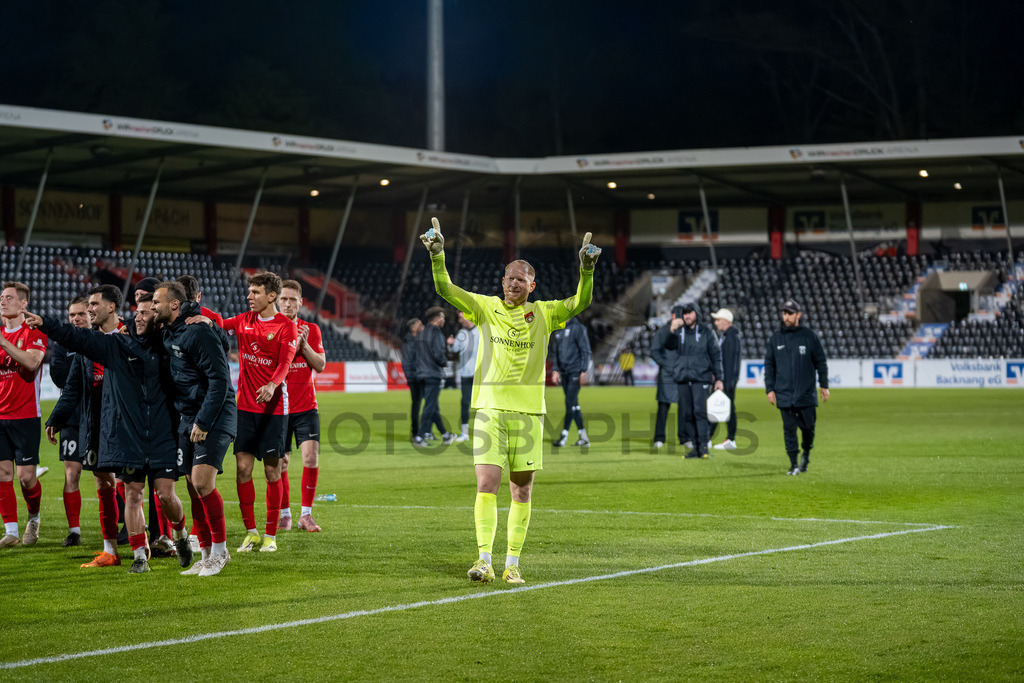 SG Sonnenhof Großaspach vs. SGV Freiberg, Fussball, Regionalliga Suedwest, 30. Spieltag, 22.04.2026 | Maximilian Reule (SG Sonnenhof Großaspach, #01) feiert den Sieg,SG Sonnenhof Großaspach vs. SGV Freiberg, Fussball, Regionalliga Suedwest, 30. Spieltag, 22.04.2026