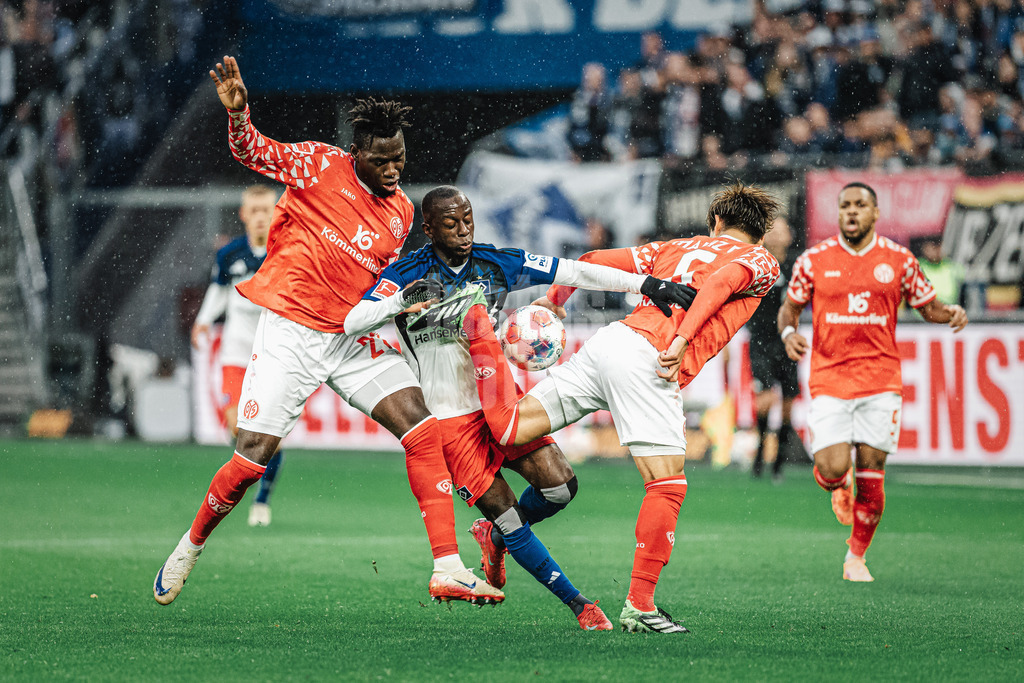 Fußball | Männer | Saison 2025/2026 | 1. Fußball-Bundesliga | 6. Spieltag | Hamburger SV vs. 1. FSV Mainz 05 | 05.10.2025 | v.l. Danny da Costa (#21, 1. FSV Mainz 05), Jean-Luc Dompe (#7, HSV) und Kaishu Sano (#6, 1. FSV Mainz 05) im Kampf um den Ball
