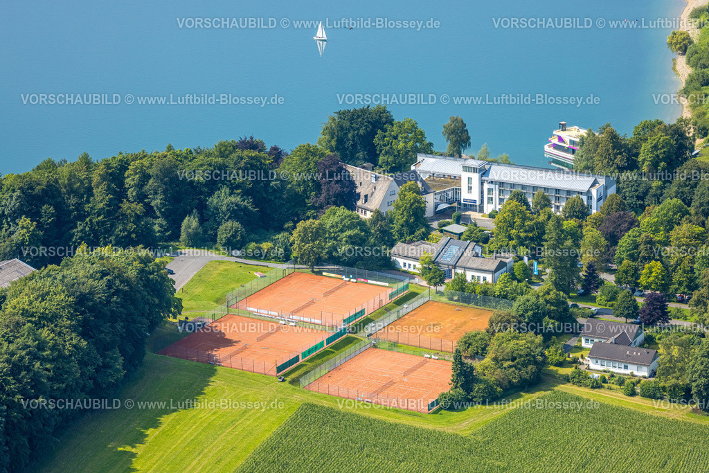 Meschede250807436 | Luftbild, Welcome Hotel Meschede/Hennesee und Tennisplatz, Hennesee mit Segelboot, Meschede-Stadt, Meschede, Sauerland, Nordrhein-Westfalen, Deutschland