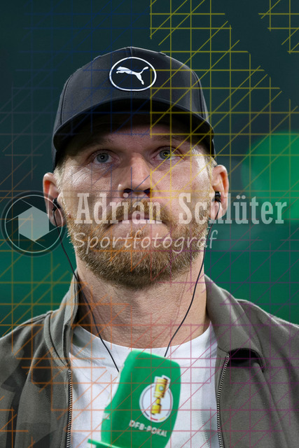 Borussia Mönchengladbach vs Karlsruher SC - DFB-Pokal 2. Runde | Mönchengladbach, Deutschland, 28.10.25:   Trainer Eugen Polanski (Borussia Mönchengladbach) im Interview waehrend des Spiels der DFB-Pokal 2. Runde zwischen Borussia Mönchengladbach vs Karlsruher SC im Stadion im Borussia Park(Foto von Brauer-Fotoagentur / Adrian Schlueter)