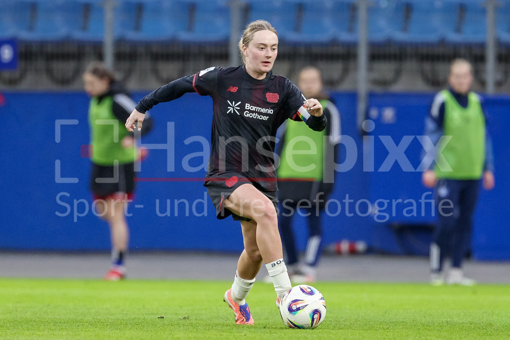 Fussball, Google Pixel Frauen-Bundesliga, Hamburger SV - Bayer 04 Leverkusen | Sofie Zdebel (Bayer 04 Leverkusen, 16) am Ball, Freisteller, Einzelbild, Ganzkörper, Aktion, Action, Spielszene, DIE DFB-RICHTLINIEN UNTERSAGEN JEGLICHE NUTZUNG VON FOTOS ALS SEQUENZBILDER UND/ODER VIDEOÄHNLICHE FOTOSTRECKEN. DFB REGULATIONS PROHIBIT ANY USE OF PHOTOGRAPHS AS IMAGE SEQUENCES AND/OR QUASI-VIDEO.