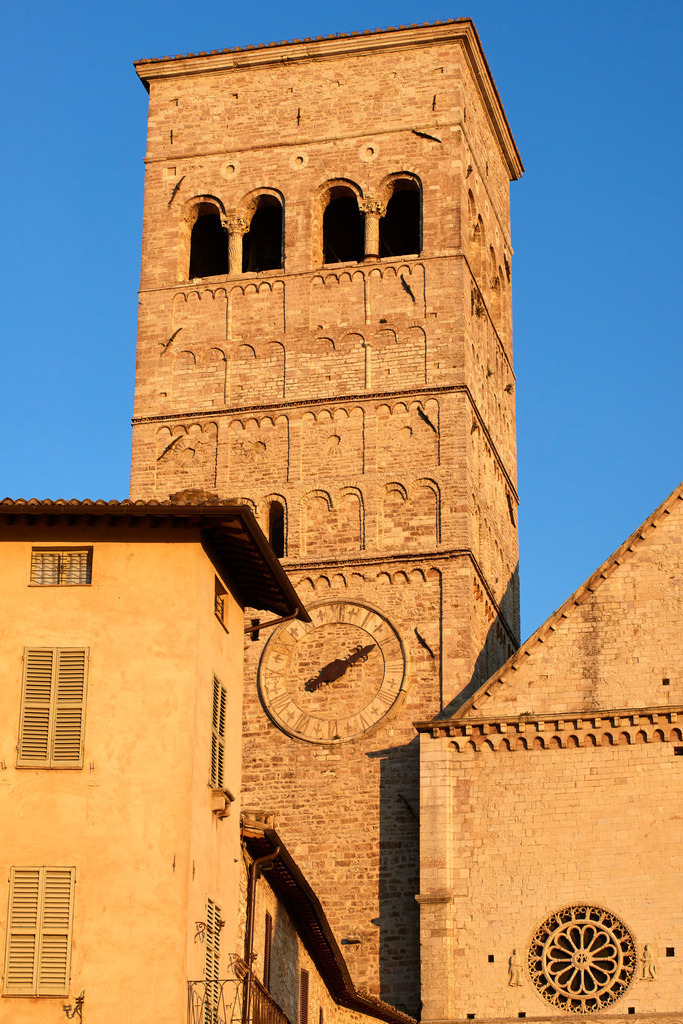 Kathedrale San Rufino | Assisi, Italien - August 28, 2016: Kathedrale San Rufino im Abendlicht. - Realisiert mit Pictrs.com