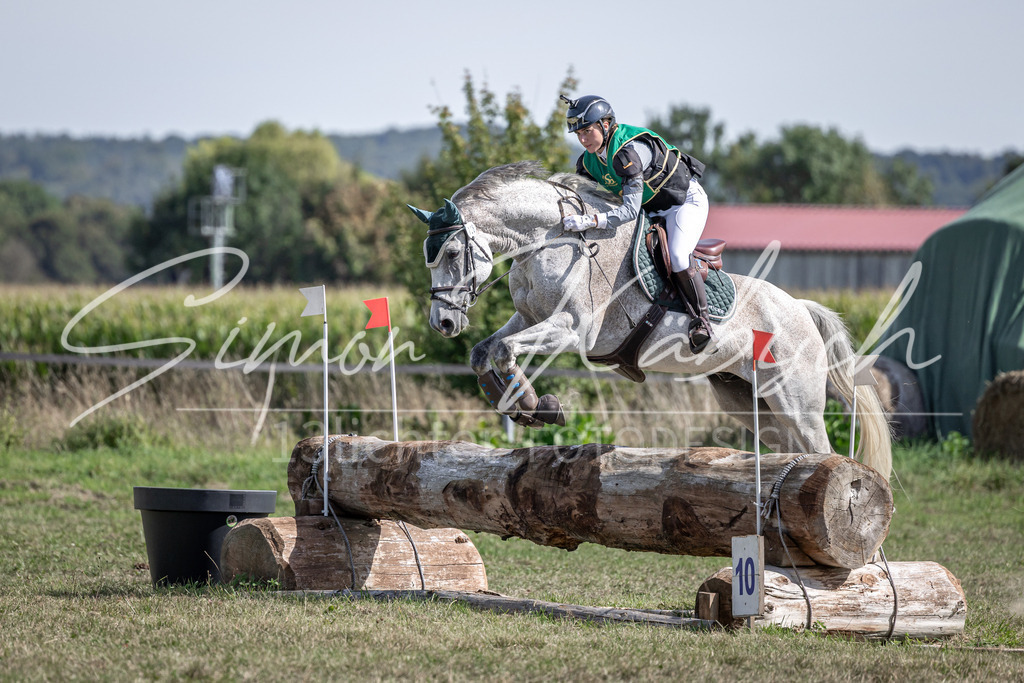 20250907-_3LI1699 | Tierfotografie Pferde, Hunde, Katzen, Haustiere.
Turnierfotografie Reitturniere, Reiten, Springreiten, Dressur in Hanau, dem Main-Kinzig-Kreis und dem Rhein-Main- Gebiet um Frankfurt