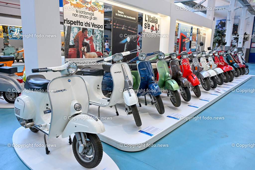 Italien_ Toskana_ Provinz Pisa_ Pontedera_ Vespa_ 29.05.2024-16 | 29.05.2024, Italien, ITA, Toskana, Pontedera im Bild Piaggio, Vespa, Museum

Piaggio ist ein italienischer Fahrzeughersteller mit Sitz in Pontedera. Das Unternehmen produziert verschiedene Mofas und Motorroller, unter anderem die Vespa, das Lastendreirad Ape sowie den Kleintransporter Porter. Zum Konzern gehören auch die Motorradmarken Aprilia, Derbi, Gilera, Laverda und Moto Guzzi. 
Quelle: Wikipedia