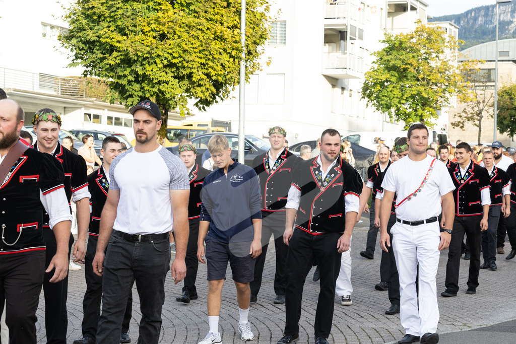 ESAF2025_Empfang_8248 | Die Schwinger des Schwyzer Kantonalen Schwingerverbandes: Fotos, die Dynamik und Leidenschaft festhalten, sowie emotionale Momente aus dem traditionellen Schwingsport zeigen. - Realisiert mit Pictrs.com
