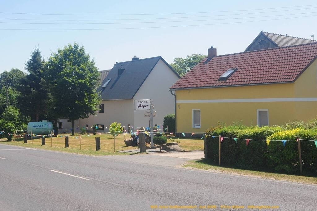 Geißmannsdorf-2026-Ortsbilder-369 | Geißmannsdorf bei Bischofswerda im Sommer 2026. Ein fotografischer Streifzug durch das Dorf Geißmannsdorf, mit Gebäuden, Straßen, Strohpuppen und geschmückten Vorgärten und Grundstücken anlässlich der 800-Jahr-Feier von Geißmannsdorf im Juni 2026 - Realisiert mit Pictrs.com